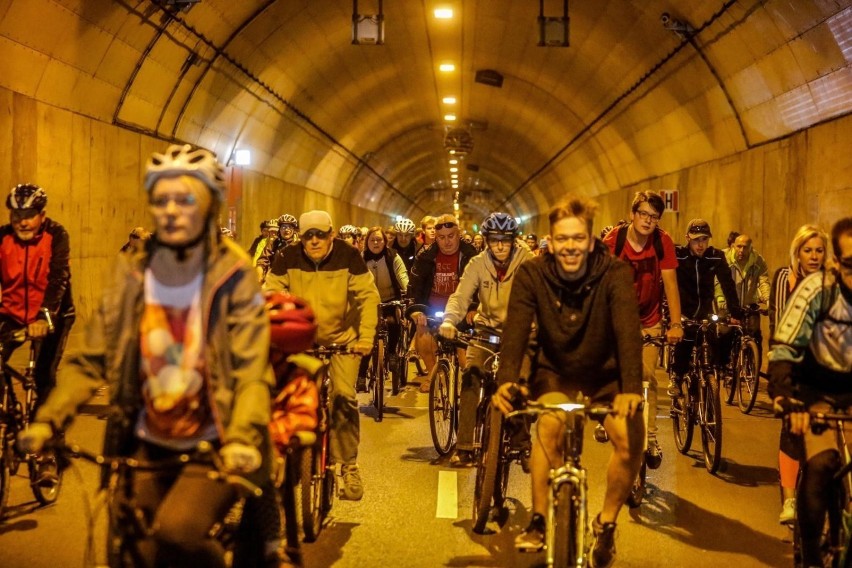 Przejazd rowerowy tunelem pod Martwa Wisłą w 2018 roku.