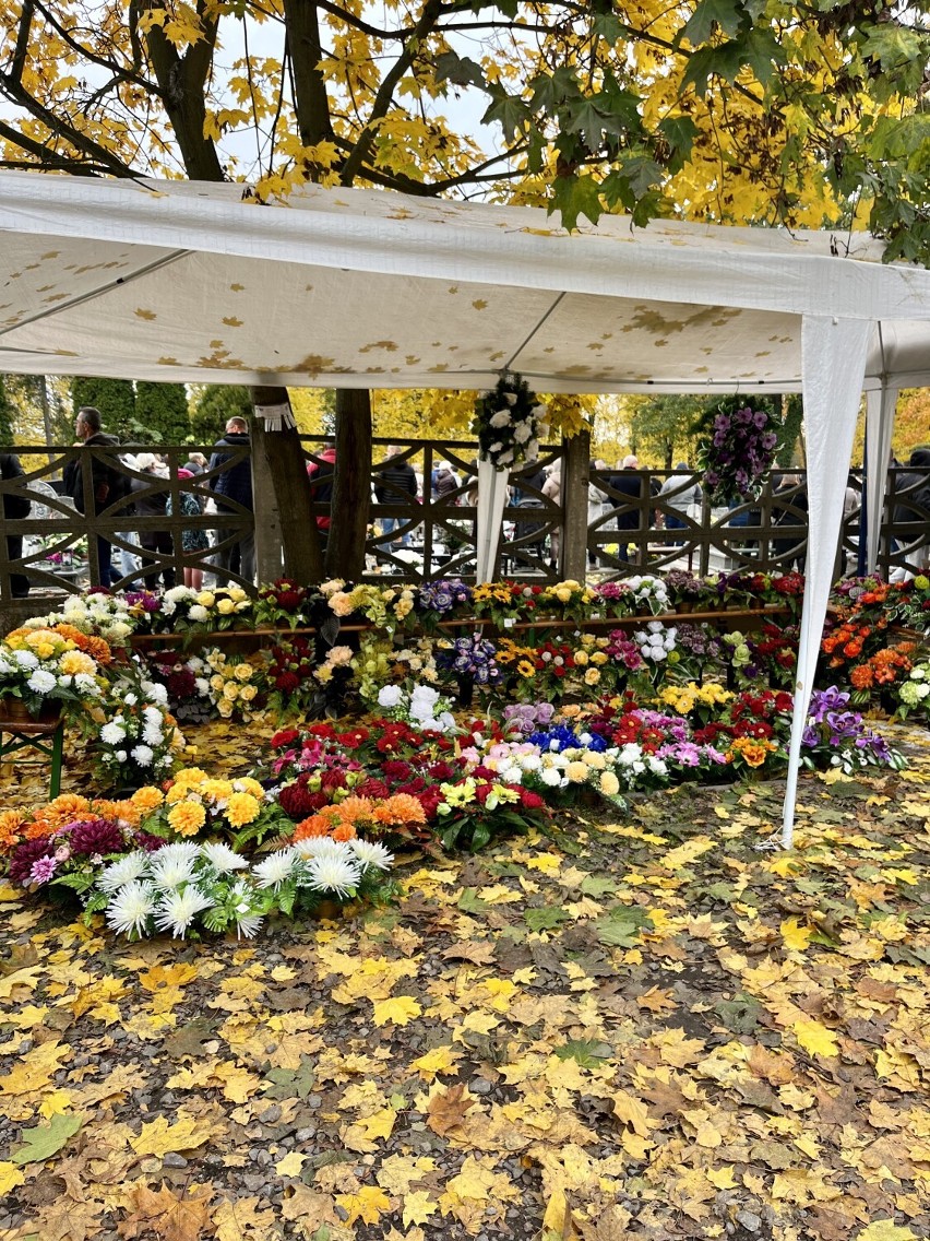 Procesja i msza święta za zmarłych na cmentarzu w Trzemesznie