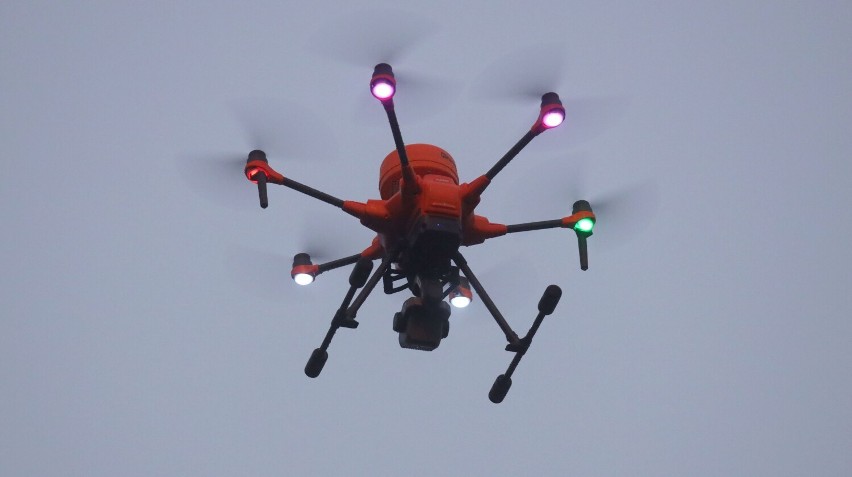 Antysmogowy dron lata nad Radomskiem. Przeprowadził już kontrole kilkuset nieruchomości. ZDJĘCIA