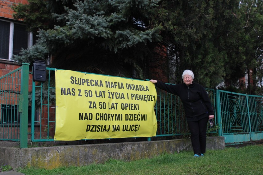Na zdjęciu pani Lucyna Poniatowska przed domem.