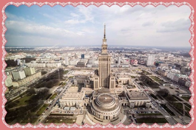 Jak co roku Pałac Kultury i Nauki w Warszawie przygotował szereg atrakcji, które uczynią okres przedświąteczny niezapomnianym. Na odwiedzających Pałac czekają piękne iluminacje świetlne, które napełnią świątecznym blaskiem każdego. Zamieszczajcie na Facebooku zdjęcia z pałacowymi dekoracjami!