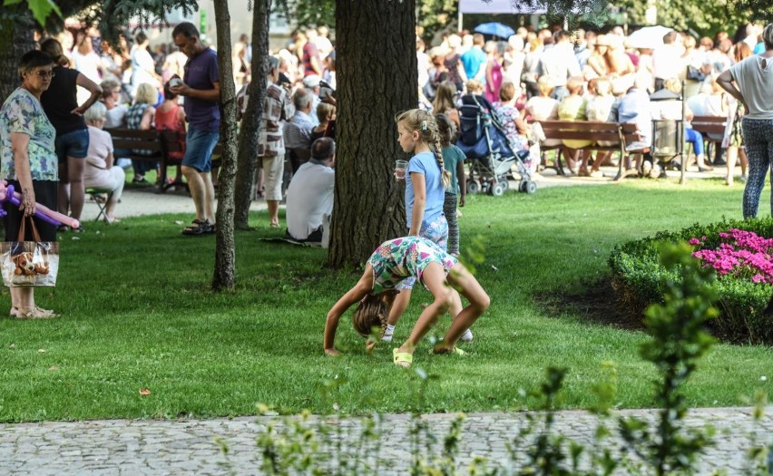 Tłumy na Fontannie Muzyki. Letni cykl koncertów w parku...