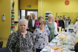 Świąteczne śniadanie u starachowickich seniorów. Były serdeczne życzenia i słodki upominek. Zobacz zdjęcia