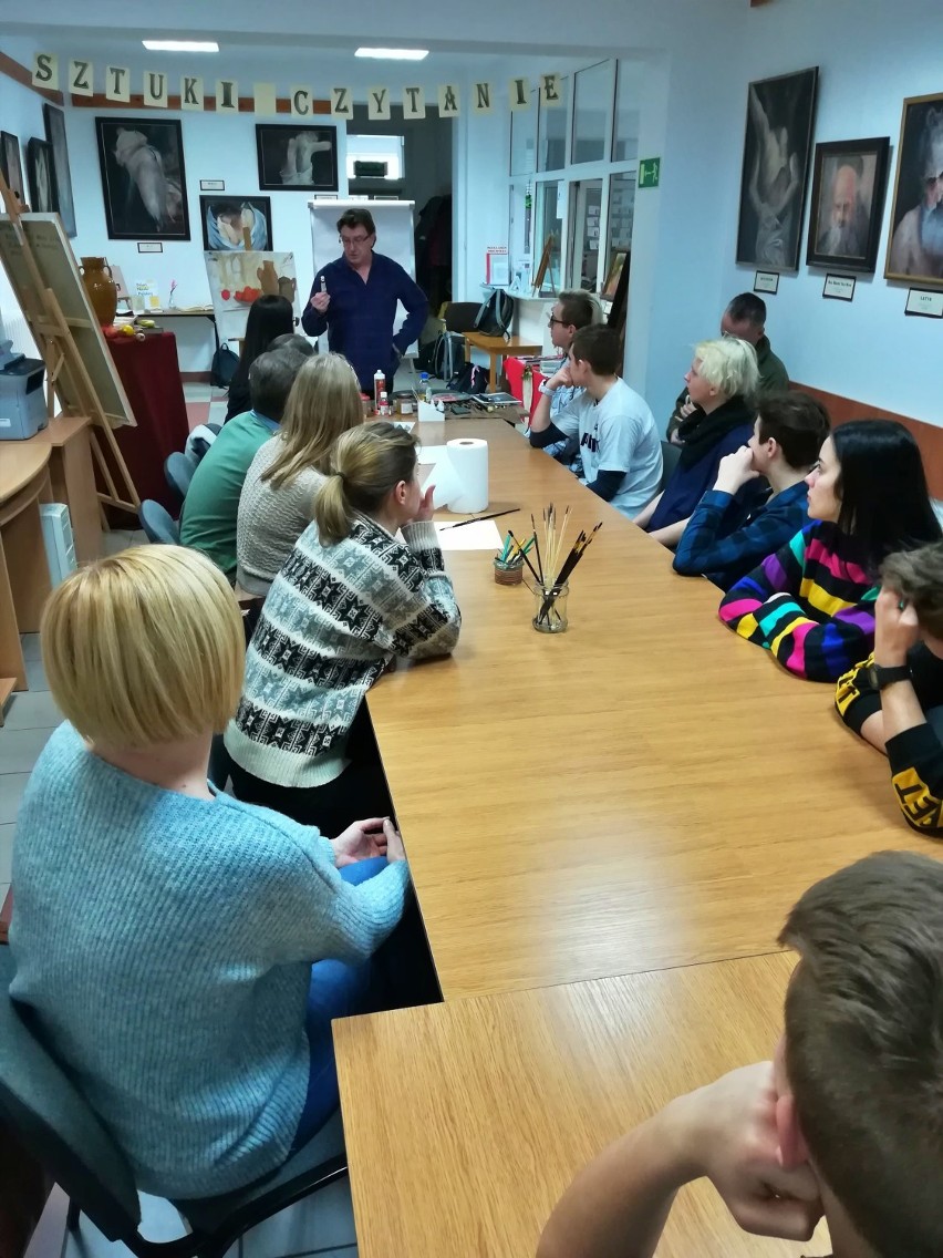 Człuchów. Spotkanie młodzieży ZSA Człuchów ze sztuką w bibliotece pedagogicznej