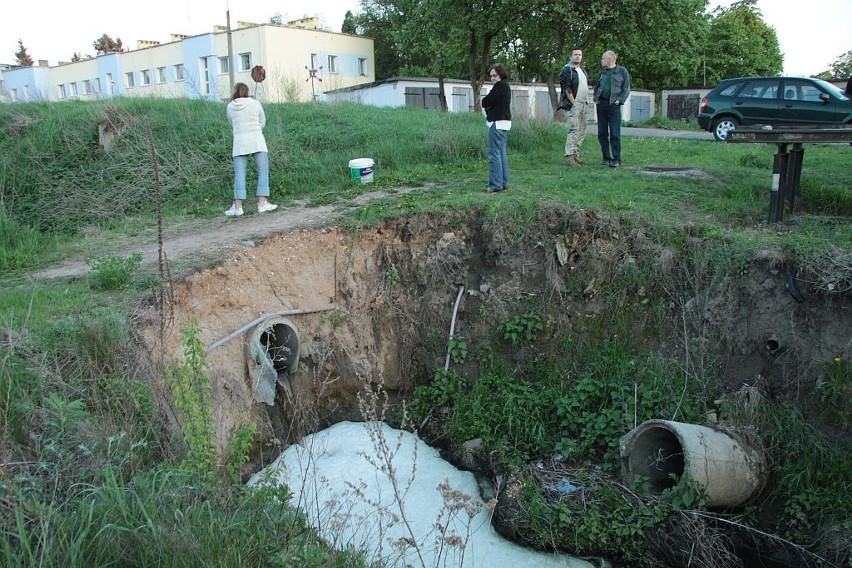 Skąd do rowów spływa krew? Mieszkańcy ulicy Bahaterów Walk nad Bzurą są zbulwersowani [FOTO]