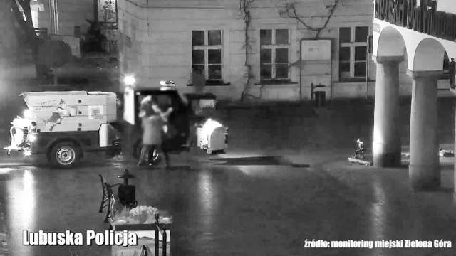 Zielonogórscy policjanci zatrzymali agresywnego mężczyznę, który rzucił się na przejeżdżającą piaskarkę, a następnie na pracownika Miejskiego Zakładu Gospodarki komunalnej i uszkodził obsługiwaną przez niego maszynę. Mężczyzna był nietrzeźwy. Odpowie za atak na pracownika i uszkodzenie pojazdu. Straty przez niego spowodowane wyceniono na co najmniej 3 tys. zł. Całe zdarzenie zarejestrowały kamery miejskiego monitoringu.



W sobotę (1.12) pracownik miejskiego Zakładu Gospodarki Komunalnej wykonywał prace porządkowe na zielonogórskim deptaku posypując nawierzchnię piaskiem i solą, aby nie była śliska dla przechodniów. - W pewnym momencie, gdy przejeżdżał pomiędzy ratuszem, a ulicą Pod Filarami podbiegł do niego nietrzeźwy mężczyzna, kopnął w pług i uderzył w bok pojazdu uszkadzając lusterko. Pracownik ZGK zatrzymał się i wysiadł. Między mężczyznami doszło do szarpaniny. Sytuację próbowała załagodzić młoda kobieta, towarzysząca agresorowi, jednak ten nie odpuszczał - mówi nadkom. Marcin Maludy, rzecznik prasowy lubuskiej policji.

W pewnym momencie pracownik ZGK zadzwonił pod numer alarmowy, żeby wezwać policję, a następnie schował się do wnętrza pojazdu. Wtedy agresja napastnika skierowała się na sprzęt. Próbował otworzyć drzwi, żeby dostać się do wnętrza, a następnie zaczął uderzać w szybę, która pod wpływem zadawanych ciosów pękła. Napastnik przez otwór po wybitej szybie próbował jeszcze uderzyć kierowcę. Po chwili wraz ze swoją towarzyszką odszedł w kierunku ul. Mariackiej. W chwilę później został zatrzymany przez policjantów. Okazało się, że był nietrzeźwy. Badanie wykazało, że miał 1,6 promila alkoholu w organizmie. Zatrzymany agresywny mężczyzna to 23-letni mieszkaniec Zielonej Góry.

Zielonogórscy policjanci wyjaśniają wszystkie okoliczności tego zdarzenia, w czym niewątpliwie pomoże nagranie z miejskiego monitoringu, który zarejestrował całą sytuację. Straty spowodowane przez nietrzeźwego agresora wycenione zostały na co najmniej 3 tys. zł. 23-latek odpowie za uszkodzenie ciała pracownika ZGK oraz uszkodzenie mienia. Za te przestępstwa kodeks karny przewiduje karę od 3 miesięcy do nawet 5 lat pozbawienia wolności.

