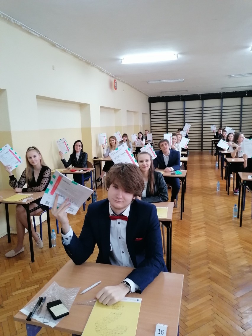 Matura 2020. Uczniowie II LO im. J. Korczaka w Wieluniu zmagają się z matematyką[FOTO]