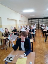 Matura 2020. Uczniowie II LO im. J. Korczaka w Wieluniu zmagają się z matematyką[FOTO]