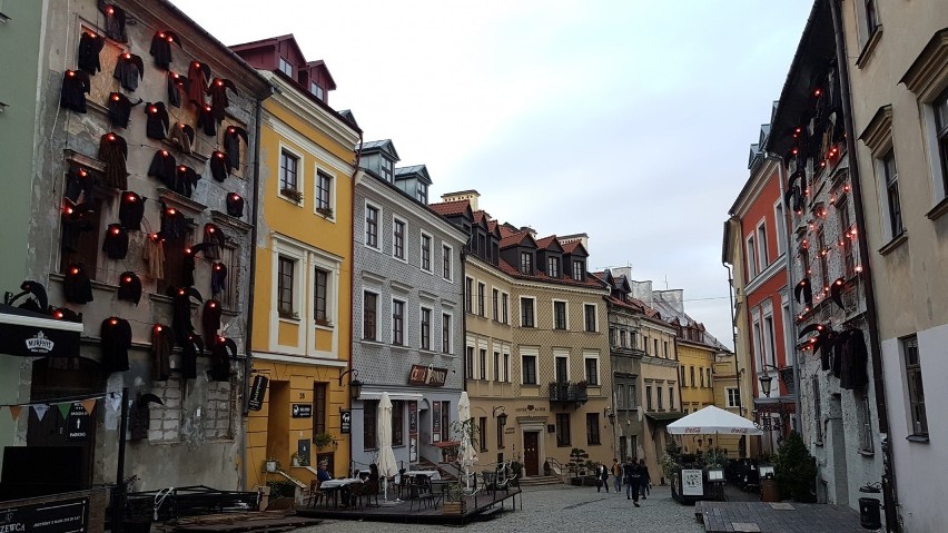 „Walka postu z karnawałem”. Instalacja Koziary od piątku ozdobi Stare Miasto. Jako namiastka odwołanej Nocy Kultury