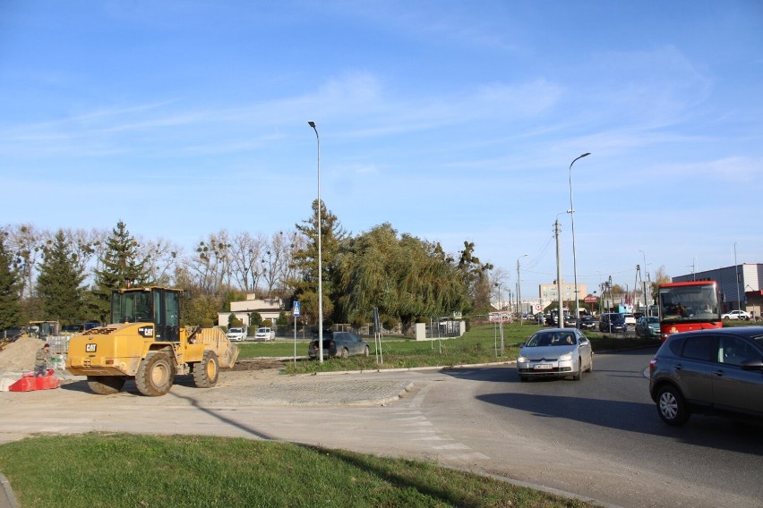 Budowa drogi od Warszawskiej do Sieradzkiej weszła w końcową fazę. Asfaltowanie ul. Ciepłowniczej ma zakończyć się w listopadzie 
