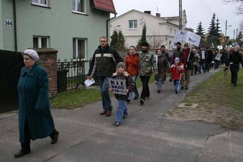 Mieszkańcy Krzesin, gdzie stacjonują "Jastrzębie",...