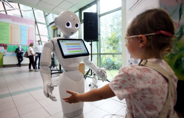 Sosnowiec. Sześć sympatycznych robotów rozpoczęło pracę w Centrum Pediatrii. Opowiadają dowcipy, robią przysiady, mierzą temperaturę.

Zobacz kolejne zdjęcia. Przesuwaj zdjęcia w prawo - naciśnij strzałkę lub przycisk NASTĘPNE