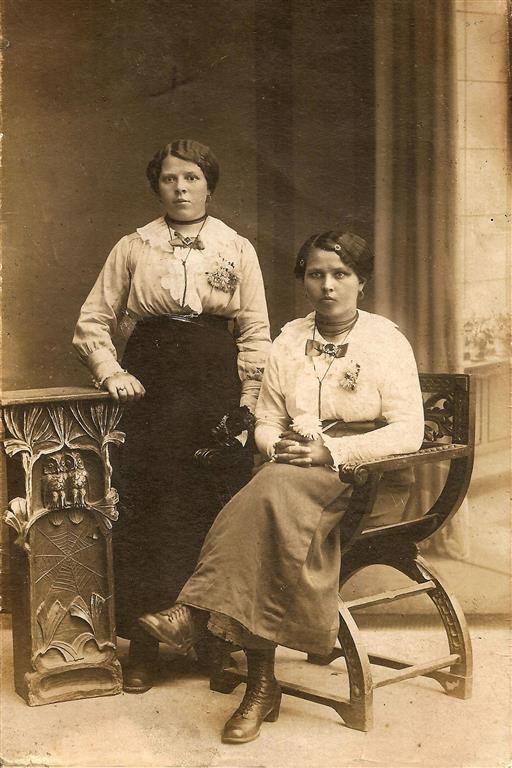 Teodora Madalińska z siostrą, mieszkanki Sobakowa w 1926...