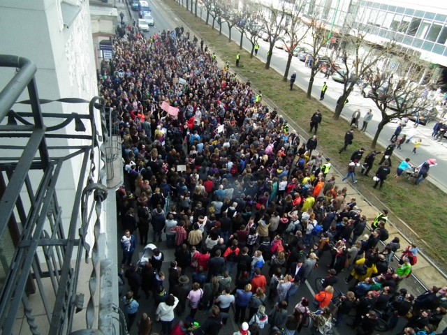 Protestujący przekonują, że pomysł nie sprawi, że aborcja zniknie, tylko zejdzie ona do podziemia.