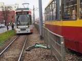 Wypadek na al. Kościuszki! Tramwaj potrącił mężczyznę jadącego na hulajnodze! Stoją tramwaje. ZDJĘCIA