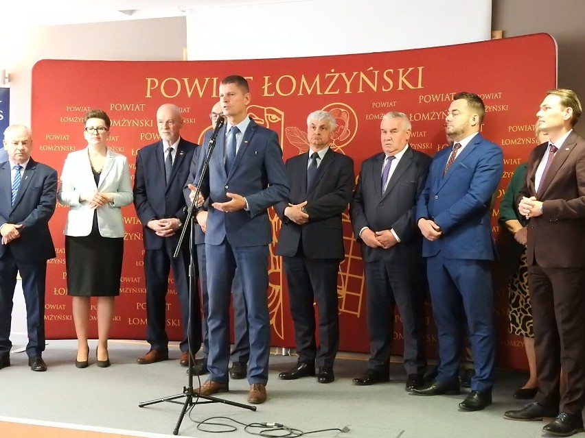 Miliony dla regionu z Polskiego Ładu. Samorządowcy odebrali symboliczne czeki