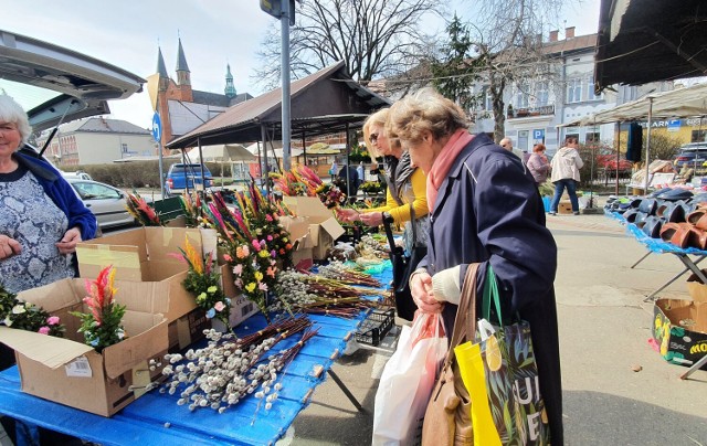 Sądecki rynek maślany pełen klientów. Kupują ozdoby przed świętami