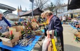 Nowy Sącz. Sądecki rynek maślany pełen klientów i świątecznych ozdób. Tłumy sądeczan kupują plamy, koszyczki i kwiatki [ZDJĘCIA]