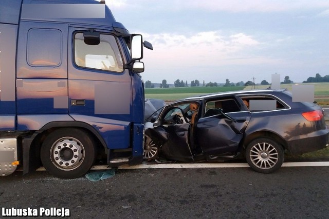 Pijany mężczyzna, z sądowym zakazem prowadzenia pojazdów, wjechał osobówką „pod prąd” na trasie ekspresowej S3 i doprowadził do czołowego zderzenia z tirem. Pasażer podróżujący samochodem osobowym trafił do szpitala. 34-letni kierujący został zatrzymany przez świebodzińskich policjantów. 

W czwartek (31 maja) około godziny 3.30 oficer dyżurny Komendy Powiatowej Policji w Świebodzinie otrzymał zgłoszenie o zdarzeniu drogowym na 160 km trasy szybkiego ruchu S3 na odcinku Sulechów - Świebodzin. - Na miejscu policjanci ustalili, że kierujący audi prowadził auto „pod prąd”. Poruszał się on w kierunku miejscowości Sulechów pasem na którym odbywa się ruch w kierunku miejscowości Świebodzin. Najprawdopodobniej kierujący zignorował oznakowanie, w wyniku czego doprowadził do czołowego zderzenia z zestawem pojazdów ciężarowych - poinformował sierż. szt. Marcin Ruciński, z Komendy Powiatowej Policji w Świebodzinie.

Kierujący tirem nie doznał żadnych obrażeń, natomiast pasażer z pojazdu osobowego trafił do szpitala z obrażeniami ręki. Sam kierowca pojazdu, który poruszał się pod prąd doznał ogólnych potłuczeń. 

Po sprawdzeniu mężczyzny w policyjnych systemach okazało się, iż posiada on zakaz kierowania pojazdami mechanicznymi. Dodatkowe badanie stanu trzeźwości wykazało, że ma on w organizmie ponad 2 promile. Mężczyzna został zatrzymany przez policjantów. Odpowie przed Sądem Rejonowym w Świebodzinie za spowodowanie wypadku będąc pod wpływem alkoholu, a także za niestosowanie się do wyroku sądu zakazującego prowadzenia pojazdów mechanicznych. 

Policjanci wystąpili do Prokuratury Rejonowej ze Świebodzina o skierowanie do sądu wniosku o tymczasowe aresztowanie mężczyzny.

Zobacz też: 85-letnia zielonogórzanka jechała trasą S3 pod prąd


