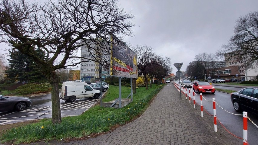 Kontrowersyjny billboard przed urzędem miasta w Zielonej...