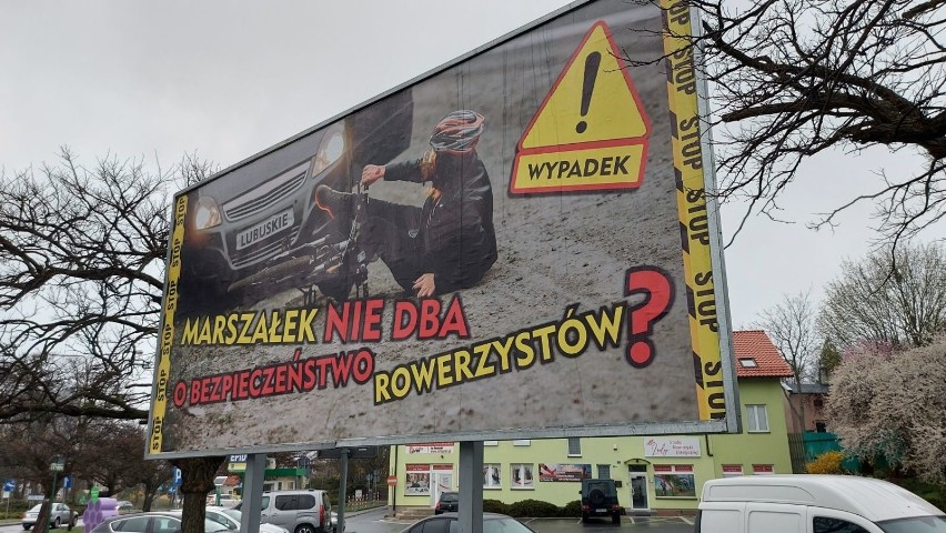 Kontrowersyjny billboard przed urzędem miasta w Zielonej...