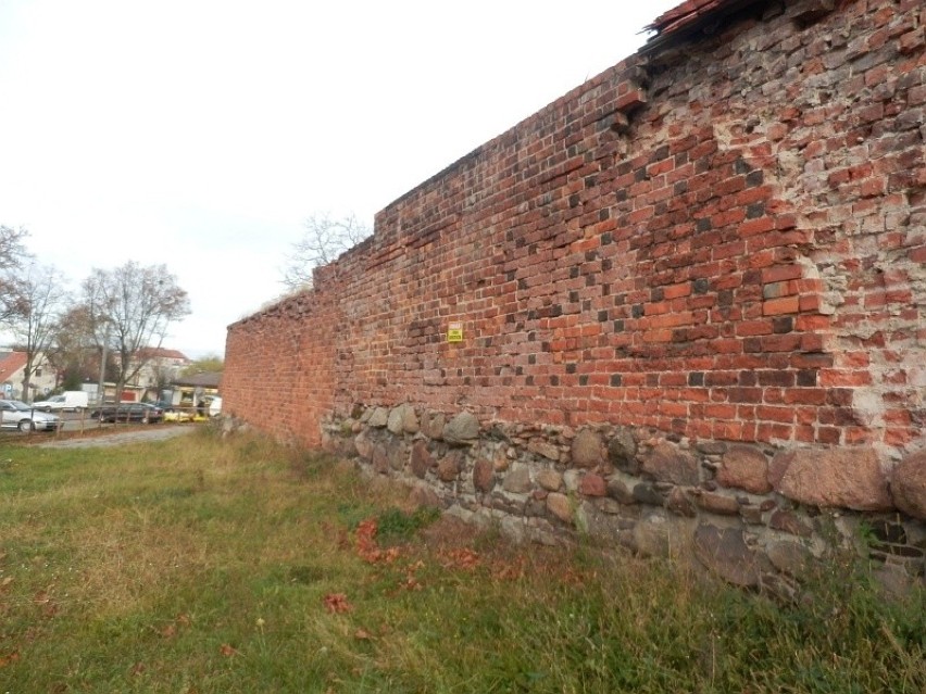 Byczyńskie mury miejskie przed remontem.