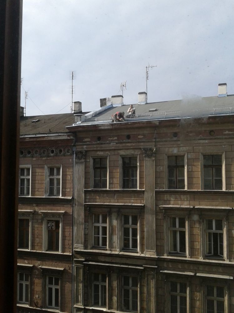 Wrocław: SZOK! Remontuje dach bez żadnych zabezpieczeń! Firma nie odbiera telefonów