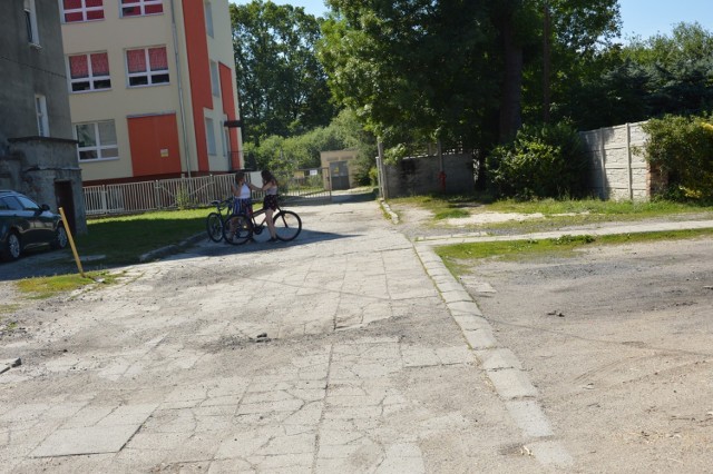 Tak wygląda wewnętrzna droga dojazdowa do Szkoły Podstawowej w żarskich Kunicach. Popękane płyty, wystające kostki brukowe, dziury łatane tłuczniem. Macie szansę to zmienić...