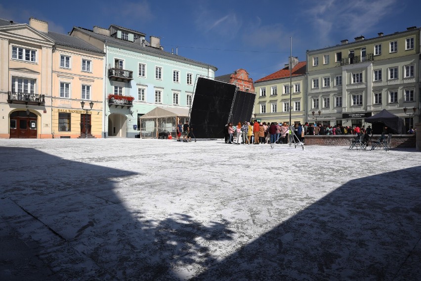 Śnieg w sierpniu w Rynku Trybunalskim w Piotrkowie, powstaje...