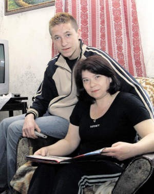 Małgorzata Fira z synem Damianem już zastanawiają się nad wykupem mieszkania, jeśli radni zwiększą bonifikatę.