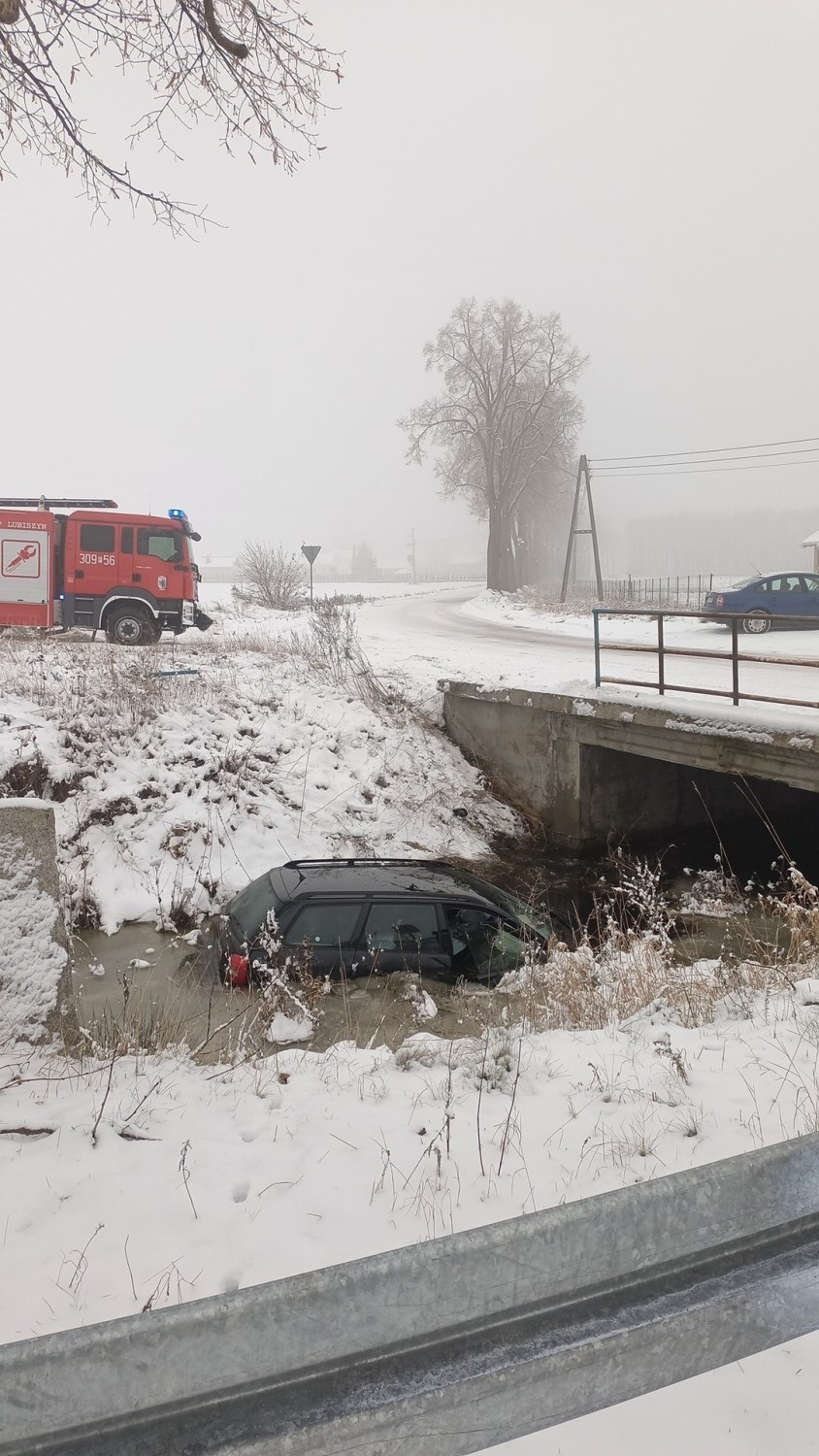 W sobotę, 11 grudnia przed południem samochód osobowy...