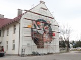 Najnowszy mural Arkadiusza Andrejkowa w Sanoku. Powstaje na ścianie jedynej na Podkarpaciu Mediateki [WIDEO]