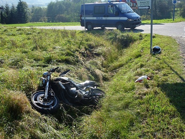 Wypadek w Lutczy. 21-letnia motocyklistka, mieszkanka powiatu krośnieńskiego kierując motocyklem marki Suzuki straciła panowanie nad pojazdem i zjechała do rowu. Ranna trafiła do szpitala.


 Więcej o tym wypadku w artykule: Wypadek w Czerteżu. Zginął pieszy

 Czytaj także:  Wypadki na Podkarpaciu [ZDJĘCIA]