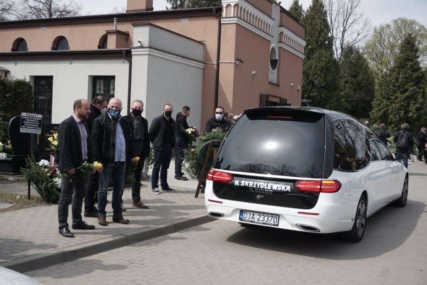 Pogrzeb z taksówkarskimi honorami. Łódzcy taksówkarze pożegnali kolegę zmarłego na Covid