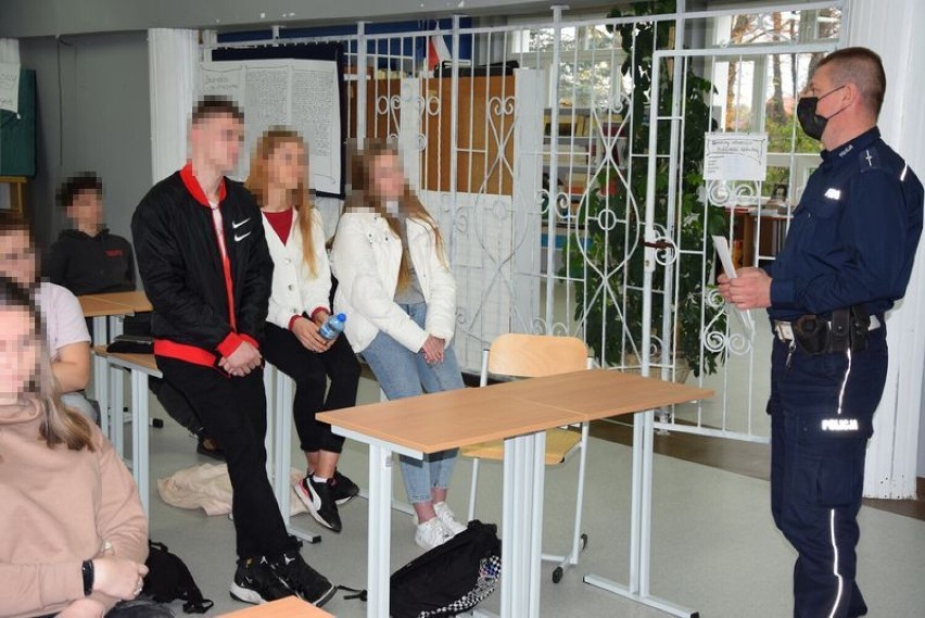 Policjant z drogówki rozmawiał z uczniami w Kłaninie - październik 2021