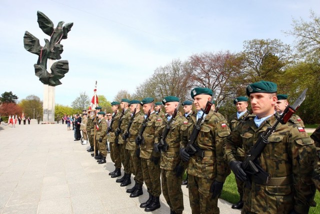 Oficjalne uroczystości przed pomnikiem Czynu Polaków 
w ...