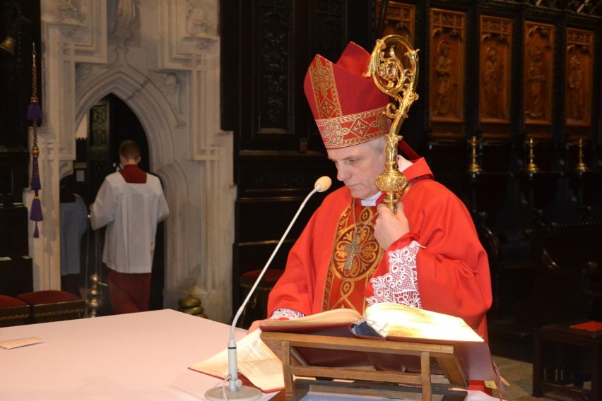 Biskup Stanisław Jamrozek udzielił w katedrze sakramentu bierzmowania 28 osobom [ZDJĘCIA]