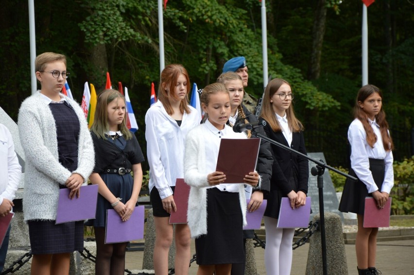 Krępa Kaszubska. Poruszający występ uczniów z Garczegorza na cmentarzu ofiar "Marszu Śmierci"