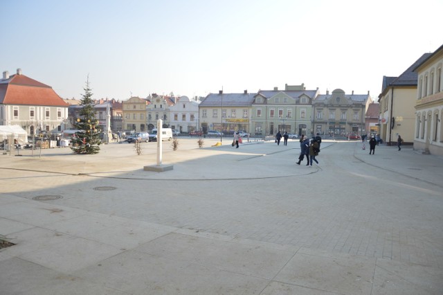 Rynek w Bochni częściowo został udostępniony po przebudowie, zdjęcia wykonane 12.01.2021