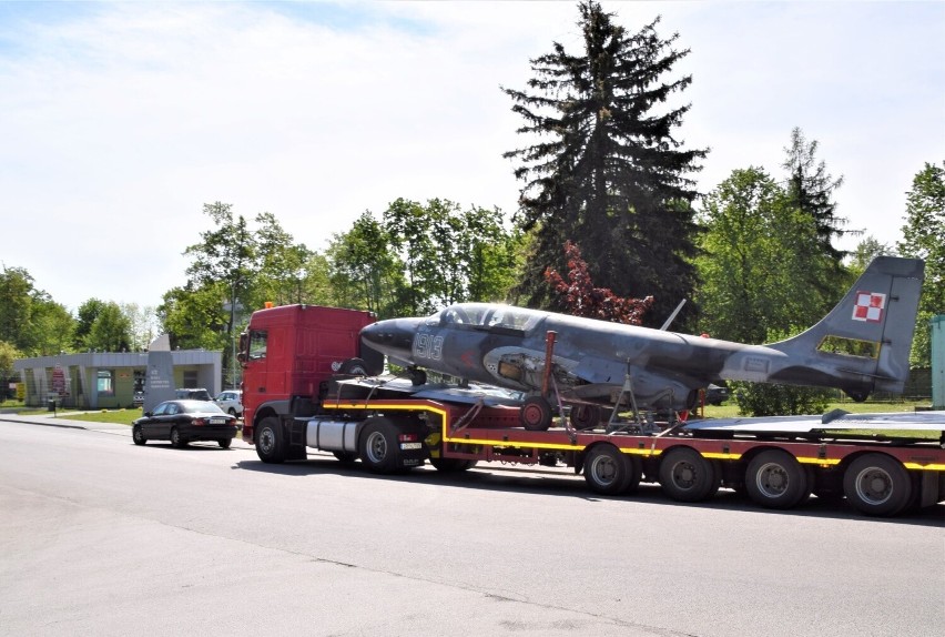 Samoloty TS-11 Iskra w Radomiu. Sprowadzono je z Dęblina, będą umieszczone na specjalnej instalacji. Gdzie można je obejrzeć?