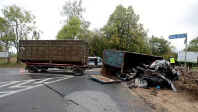 Około godziny 14 na Szosie Polskiej doszło do wypadku. Wywróciła ...