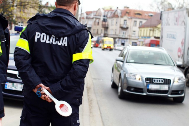 Nieprawidłowe wykonywanie manewrów – szczególnie wyprzedzania, agresja na drodze, zbytnia wiara we własne umiejętności, często zwykła lekkomyślność. To czynniki, które w dużej mierze wpływają na bezpieczeństwo na drogach.

Czytaj więcej na motofakty.pl

Zobaczcie też: Polska policja jak amerykańska. Nowe hasło będzie na radiowozach
