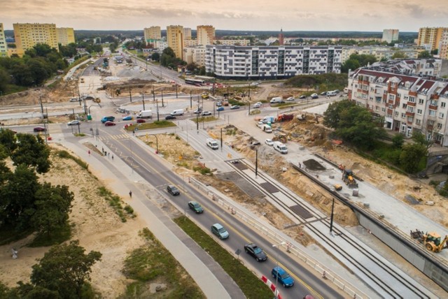 Z 12 na 13 października (poniedziałek/wtorek) wprowadzone zostaną duże zmiany w organizacji ruchu w obrębie budowanego torowiska na ul. Kujawskiej (uwaga - pierwsze prace przy wprowadzaniu zmian w organizacji ruchu wykonawca rozpocznie już w poniedziałek popołudniu). 

W tym tygodniu zaplanowano też próbne przejazdy tramwajów, warto więc patrzeć na znaki i dobrze się rozglądać. 

Szczegóły i mapy na dalszych stronach. Przesuń zdjęcie gestem lub naciśnij strzałkę w prawo.