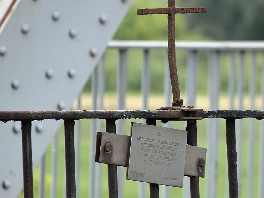 Istniejący na moście nad Wisłą chodnik jest zbyt wąski, aby...