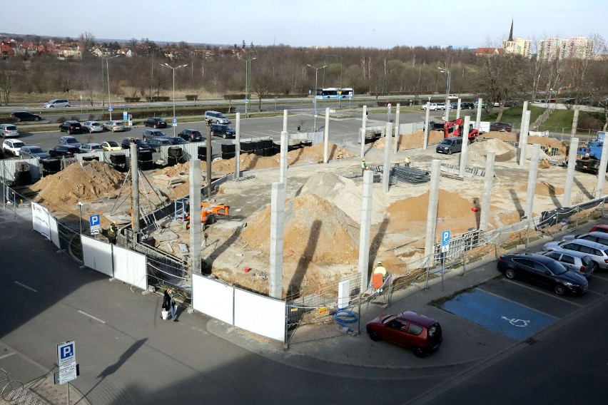 Powstaje nowe centrum handlowo - usługowe na osiedlu Piekary w Legnicy, zobaczcie aktualne zdjęcia