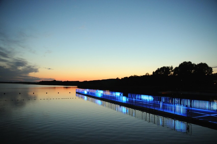 Dolsk: świecący pomost na jeziorze
