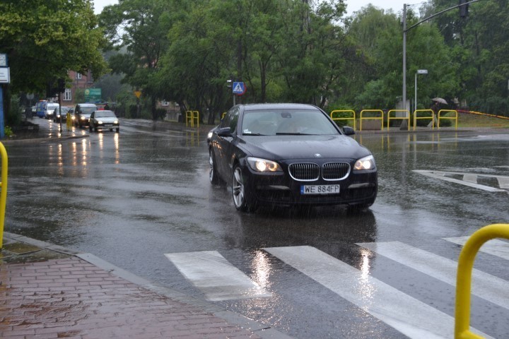 Pruszcz Gd. Deszczowy wtorek na ulicach miasta