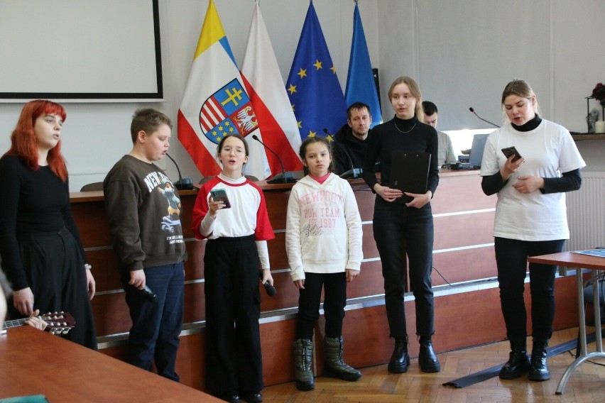 Młodzież z Litwy przedstawiła zebranym piękny program...