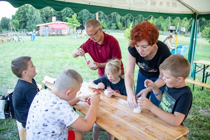 Biesiada Świętojańska w Ożarowie. Był konkurs na najładniejszy wianek i najlepiej pływający wianek ZDJĘCIA