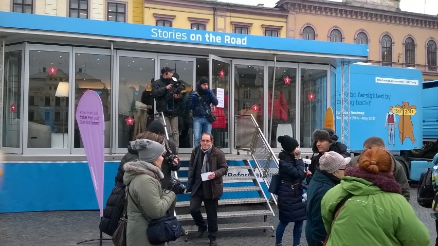 Bus Reformacji zatrzymał się w Cieszynie, ma połączyć wszystkie Miasta Reformacji